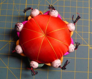 Tűpárna kis figurákkal